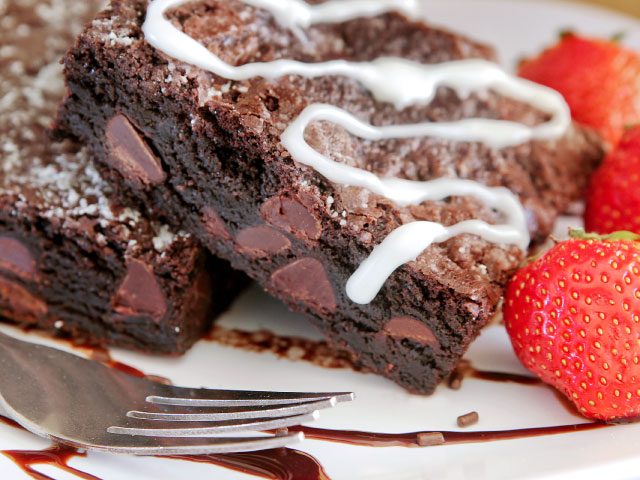 chocolate-covered strawberry brownies